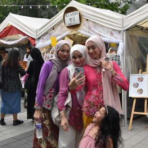 Pasar Gadis Berkain Sarong